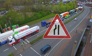 Die Mindener Straße soll auf dem Abschnitt östlich der Eidinghausener Straße von vier auf zwei Fahrspuren verengt werden. - Jens Reddeker/Montage: Thorsten Gödecker