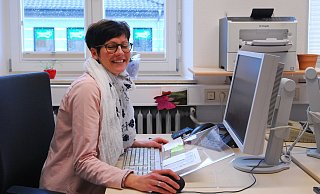 Nadine Lange war zunächst im Bürgerbüro tätig, bevor sie sich zur Standesbeamtin fortbildete. Die Arbeit am Computer nimmt einen großen Teil ihrer Zeit in Anspruch. - Gunter Held