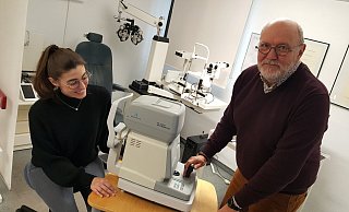 Die Warburger Optikermeisterin Selina Knipping und Reinhard Becker schicken das aussortierte Computersehtest-Gerät ins afrikanische Land Uganda. - Dieter Scholz