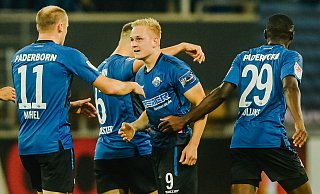 Kai Pröger nimmt nach seinem 1:1-Treffer unter anderem die Glückwünsche von Sven Michel (l.) und Jamilu Collins (r.) entgegen. - Besim Mazhiqi