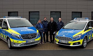 Zwischen den neuen Fahrzeugmodellen: Karin Hanewinkel-Hoppe (Direktionsleiterin Zentrale Aufgaben, v.l.), Christian Brenski (Abteilungsleiter Polizei), Friedhelm Spieker (Landrat) und Klaus Spieker (Leiter Dezernat ZA3-Technik). - Polizei Höxter