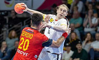 Juri Knorr (r) und die DHB-Auswahl setzten sich gegen Spanien durch. - Andreas Gora/dpa