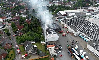 Aus mehreren Kilometern Entfernung sah man bereits eine große Rauchwolke über Harsewinkel im Kreis Gütersloh. - Patrick Menzel