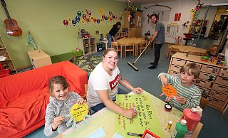 Die „Nestfalken“ bereiten sich voller Vorfreude auf Montag vor. Maike und Mitja (hinten) fegen, Fine (v. l.), die stellvertretene Kitaleiterin Melanie Sauer und Jost gestalten Plakate mit den wichtigsten Regeln. Klammern sollen die Personenanzahl begrenzen. Foto: Wolfgang Rudolf - Wolfgang Rudolf