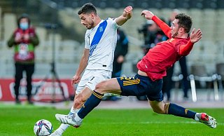 Griechenlands Giorgos Masouras (l) wird vom Spanier Aymeric Laporte attackiert. - Foto: Thanassis Stavrakis/AP/dpa