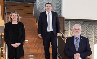 Regierungspräsidentin Judith Pirscher beglückwünscht Ingo Ellerkamp (SPD) und Heinz-Günter Koßmann (CDU, v. l.) zu ihrer Wahl. Sie sitzen nun dem Regionalrat Detmold vor.  - Bezirksregierung Detmold