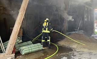 Starke Rauchentwicklung beim Brand einer Getreidetrocknung in Borgentreich-Borgholz. - Feuerwehr Borgentreich