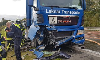 Auf der B55 in Rheda-Wiedenbrück sind Auto und Lastwagen kollidiert. - Andreas Eickhoff