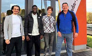 Balla Diabate (2. v. l.) mit Ahmed Elshahawy (l.) und Elke und Martin Wrede. - Kreishandwerkerschaft
