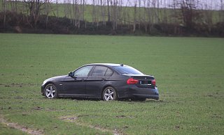Der BMW fuhr auf den Acker neben der Koblenzer Straße. - Dirk Windmöller