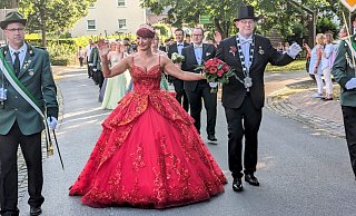 Bäckermeister André Knipping als König und seine Frau Peggy als Königin regieren den Schützenverein Amelunxen. - Burkhard Battran