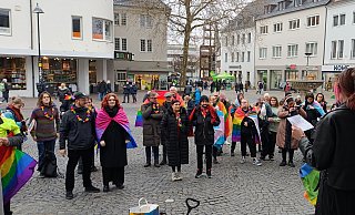 Die queere Gemeinschaft macht ihre Positionen auf dem Rathausplatz deutlich. - Aidshilfe