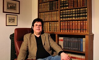 Seit fast 40 Jahren ist Michael Pavlicic als Heimatforscher und Ehrenämtler in und um Schloß Neuhaus im Dienst. - Moritz Jülich