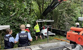 Ein Abschleppdienst versucht, das Auto mit einem Kran zu bergen. - Charlotte Mahncke
