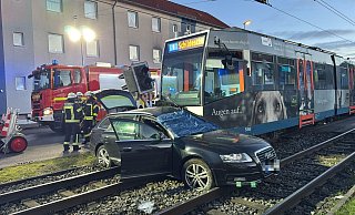 Der Audi wurde bei dem Aufprall so stark beschädigt, dass die Feuerwehr dessen Fahrer aus dem Wagen befreien musste. - Paul Brinkmann