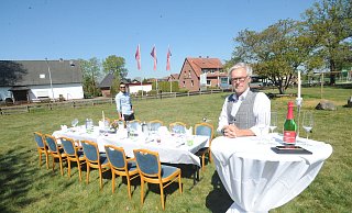 Es ist angerichtet: Auch Westfalen-Hof-Chef Reiner Benk (r.) und sein Mitarbeiter Mevlan Menekshe würden gern wieder Gäste bewirten. - Joern Spreen-Ledebur