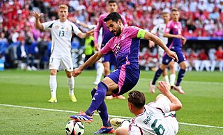 Ilkay Gündogan (M) und Ungarns Willi Orban (unten) kämpfen um den Ball. - Marijan Murat/dpa