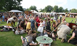 Die bösen Ritter so richtig zu vermöbeln, das machte den Kleinen beim Spiel Kinder gegen Ritter, so richtig Spaß. - Johannes Büttner