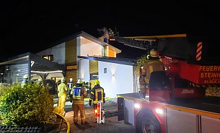 Unter anderem die neue Drehleiter aus Steinheim kam bei dem Brand eines Wohnhauses in der Nieheimer Ortschaft Sommersell zum Einsatz. - David Schellenberg