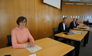 Pressekonferenz des Kreises Herford mit Abstand: (v.l.) Dr. Marie-Luise Kluger (Leiterin des Gesundheitsamtes), Norbert Burmann (Krisenstabsleiter), Land Jürgen Müller. Im Hintergrund: Kreisdirektor Markus Altenhöner. - Christina Römer