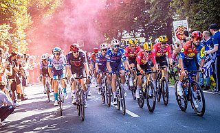 Hunderte Zuschauer feuern die Radprofis der Lidl Deutschland-Tour bei "Peter auf'm Berge" in Bielefeld an. - Mike-Dennis Müller