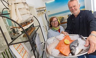 Steffi und Bernd Otto vom gleichnamigen Geschäft mit Ladenlokal präsentieren Dorsch, Lachs und Dorade. - Mike-Dennis Mueller