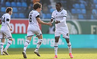 Arminia-Kapitän Mael Corboz (l.) beglückwünscht Daniel Sumbu zu dessen Treffer. - IMAGO/HMB-Media