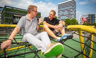 Hoch hinaus: Oben auf der Kletteranlage des Kesselbrinks haben sich Michael Holuch (r.) und NW-Redakteur Stefan Brams zum Sommergespräch niedergelassen - allerdings nur fürs Foto. - Mike-Dennis Müller