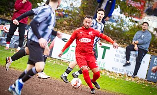 FC Türk Sports Mert Bozkurt (am Ball) kurvt gegen den SC Halle so ungestört durch das Mittelfeld, dass sein Trainer Aziz Akpinar locker auf der Bande hocken kann. Am Ende unterlag der FC jedoch 4:5. - müller