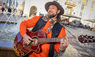Chris Mitchell ist auch gerne als Straßenmusiker unterwegs. Warum er 25 Euro zahlen soll, wenn er mit Gitarre auftritt, kann er nicht nachvollziehen. - Mike-Dennis MŸller / www.mdm.photo