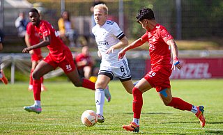 Taha Ajdar Moulla (am Ball) glich für den VfL Theesen gegen Ostingen zum zwischenzeitlichen 1:1 aus. - Mueller