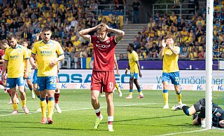 Joel Grodowski fasst sich nach einer Bielefelder Torchance mit beiden Händen an den Kopf. Der Arminia-Angreifer war im ersten Durchgang ein Aktivposten. Dennoch blieb er in der Pause in der Kabine. Trainer Mitch Kniat wollte einem drohenden Platzverweis vorbeugen. - IMAGO/Eibner Joel Grodowski fasst sich nach einer Bielefelder Torchance mit beiden Händen an den Kopf. Der Arminia-Angreifer war im ersten Durchgang ein Aktivposten. Dennoch blieb er in der Pause in der Kabine. Trainer Mitch Kniat wollte einem drohenden Platzverweis vorbeugen. - IMAGO/Eibner