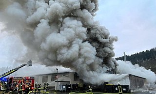 Das Feuer sorgt für massive Rauchentwicklung. - Ralph Meyer