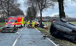 Der Kleintransporter als Zugmaschine des Gespanns geriet ins Schleudern und prallte gegen einen Baum am rechten Straßenrand. - Ralph Meyer