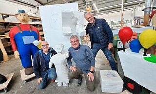 Ohne Spaß geht's nicht: Frank Janßen (v. l.), Matthias Walbaum und Klaus Ovenhausen haben mit einem ganzen Team voller kreativer Jecken eine ganz spezielle Deko für Steinheims Verkehrsinsel in der Hospitalstraße geschaffen. - Madita Schellenberg