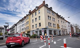 Pömpel zwingen Autofahrer auf der Fahrradstraße Ehelntruper Weg/Rohrteichstraße jetzt zum Abbiegen. Radler können die Straße passieren. - Barbara Franke