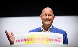 Thüringens Ex-Kurzzeitministerpräsident Thomas Kemmerich verlässt die FDP. (Archivbild) - Bernd von Jutrczenka/dpa