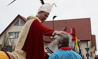 Der Apotheker-Prinz Christian I. (Hartmann) heilt Bürgermeister Werner Peitz per Handauflegen. - Regina Brucksch