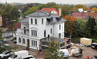 Die graugrün gestrichenen Holzfenster setzen einen denkmalgerechten Akzent zum weiß gestrichenen Haus im Stil italienscher Landhausarchitektur. - Frank-Michael Kiel-Steinkamp