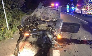 Der verunfallte Pkw lag auf dem Dach. - Polizei