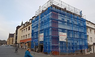 Komplett eingerüstet: In dem Eckgebäude am Bogen wird fleißig gearbeitet. Im Erdgeschoss war einst die "Gerichtsklause" untergebracht. - Birger Berbüsse