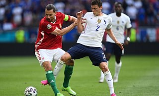 Ungarns Adam Szalai (l) kämpft mit Frankreichs Benjamin Pavard um den Ball. - Foto: Robert Michael/dpa-Zentralbild/dpa