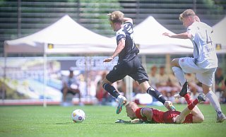 Arminia Bielefels Nicklas Shipnoski (l.) wird vom Pauli-Keeper Sascha Burchert von den Beinen geholt. Den fälligen Strafstoß vergibt der Armine. - Sarah Jonek