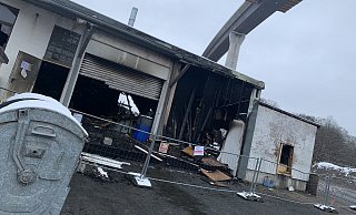 Große Teile der Produktion der Treppenbaufirma wurden ein Raub der Flammen. Rechts ist in luftiger Höhe der Brückenneubau der B 480n zu sehen. - Jens Reddeker