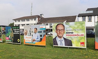 Die Parteien machen mit Plakaten auf der Investorenwiese Werbung. - Dirk Windmöller