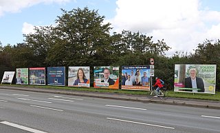 Ein Stelldichein der Plakate gibt es auf der Ecke Mindener Straße/Eidinghausener Straße. Dort stehen auf wenigen Metern allein acht Plakatwände. - Jörg Stuke
