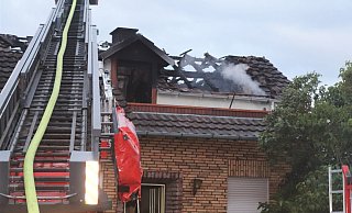 Bild vom Montag: Das Dach des Wohnhauses wurde vom Feuer zerstört. - Polizei Höxter