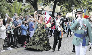 Das Königspaar Catharina Micus und Andreas Hirt zieht durch die Höxteraner Innenstadt. Die beiden regierten vor fünf Jahren - von 2014 bis 2016 - in Höxter. - Manuela Puls