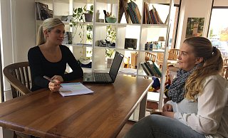 Sozialarbeiterin Nathalie Vossenkämper (l.) bespricht mit Janine Chahru wie es weitergeht. - Sina Wollgramm