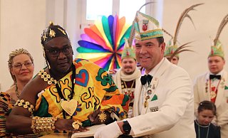 König Nana Adutwum Barimah aus Ghana (l.) trägt sich ins goldene Buch der Stadt Steinheim ein. Neben ihm: Steinheims Bürgermeister Carsten Torke. - Sebastian Beeg